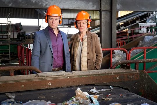 Marie Brand (Mariele Millowitsch) und Jürgen Simmel (Hinnerk Schönemann) ermitteln auf einem Recyclinghof.