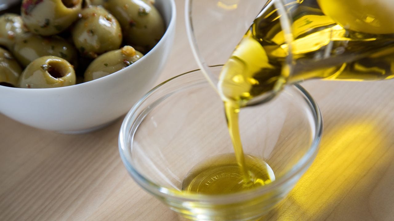 Beim Kauf von Olivenöl fühlen sich viele Menschen oft überfordert. Die Qualität ist weder am Etikett noch am Preis zu erkennen. Top-Qualität lässt sich laut Experten nur an Geruch und Geschmack erkennen.