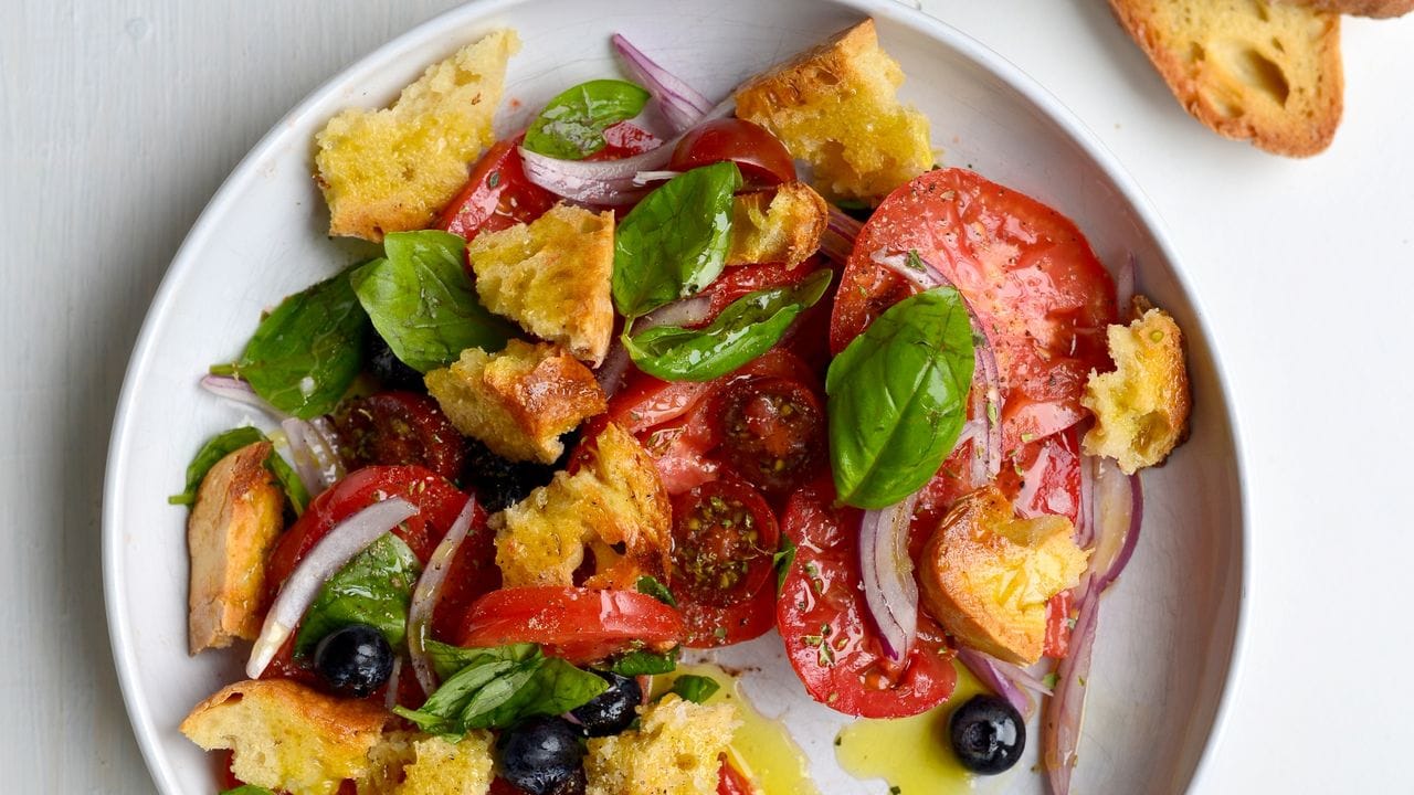Ein intensiv-fruchtiges Olivenöl passt gut zu einem Salat aus Brot, Tomaten und Paprika.