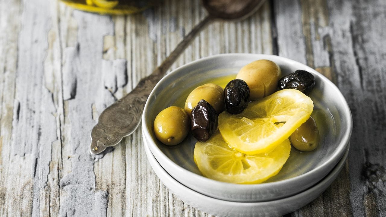 Mit Zitronenzesten lässt sich Olivenöl aromatisieren.