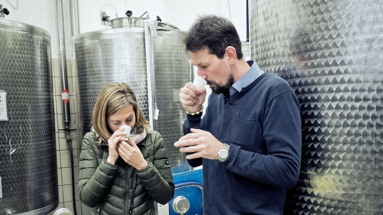 Olivenverkosterin Michaela Bogner rät, nach dem Riechen am Olivenöl einen kleinen Schluck mit viel Sauerstoff in den Mund zu schlürfen.