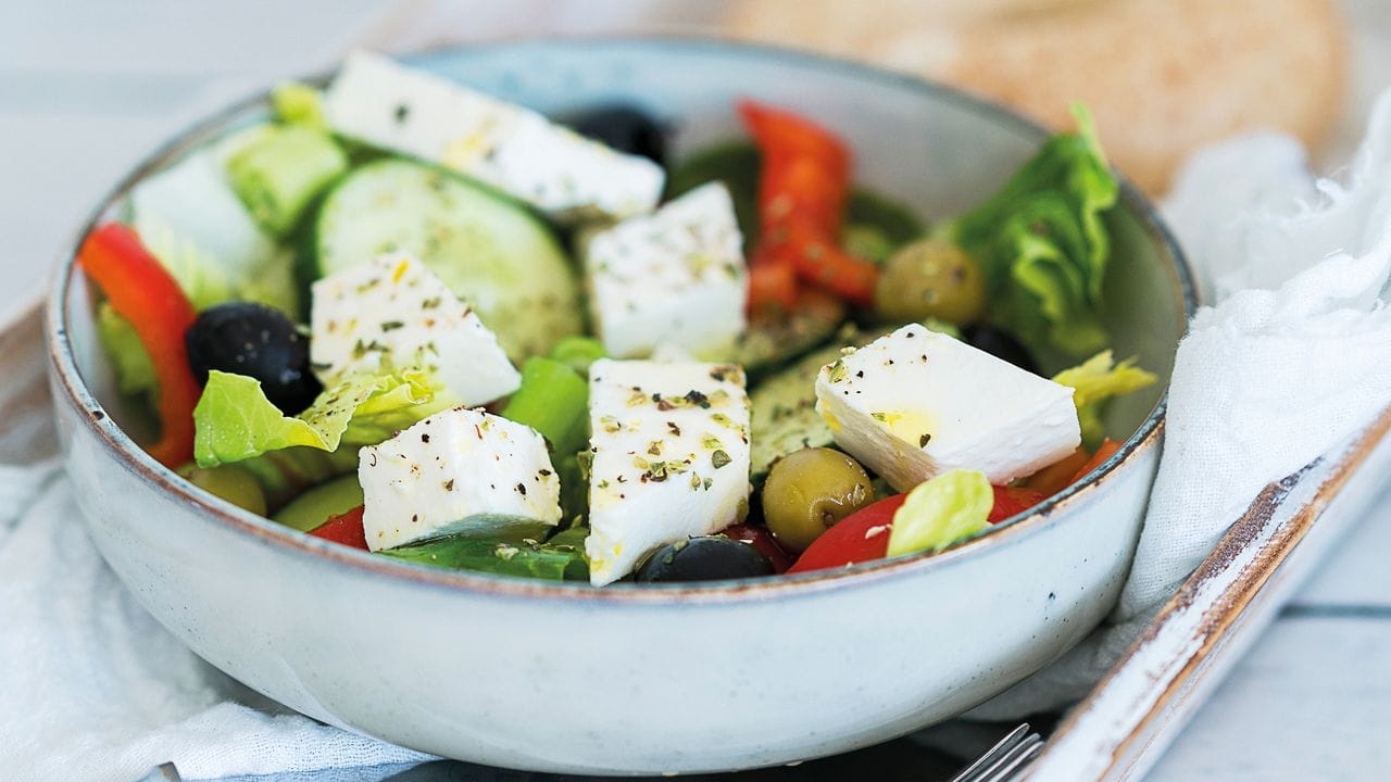 Auch zu einem griechischen Salat passt intensiv-fruchtiges Olivenöl.