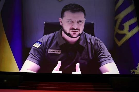Der ukrainische Präsident Wolodymyr Selenskyj ist per Video zugeschaltet.
