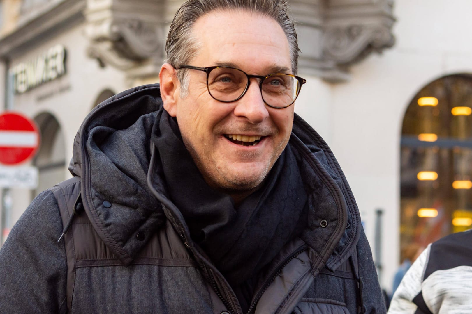 Heinz-Christian Strache lacht bei einer Demonstration (Archivbild): Jetzt bereut er seinen Rücktritt als Parteichef der FPÖ.