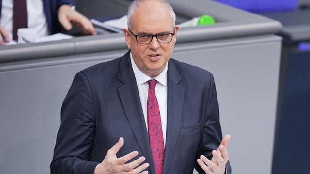 Bremens Bürgermeister Andreas Bovenschulte: Er will Notunterkünfte für den Winter realisieren. Bremens Bürgermeister Andreas Bovenschulte: Er will Notunterkünfte für den Winter realisieren.
