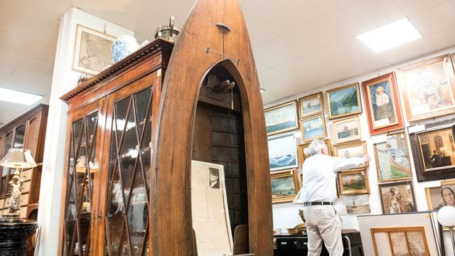 Eine Jolle aus Holz aus der "Oevelgönner Seekiste" steht im Aktionshaus Kendzia: Mehr als 40 Exponate werden versteigert.