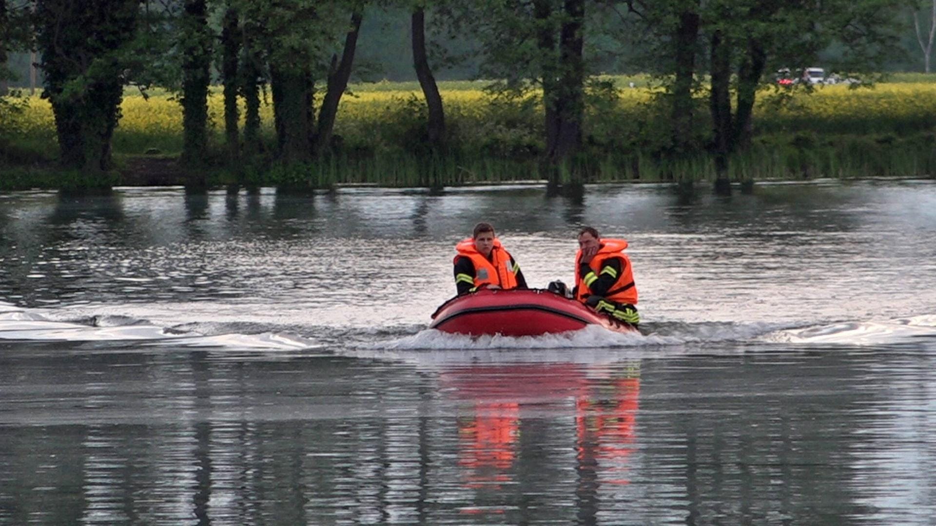 Rettungskräfte auf einem Boot: Während einer Feier war das Kind plötzlich verschwunden.