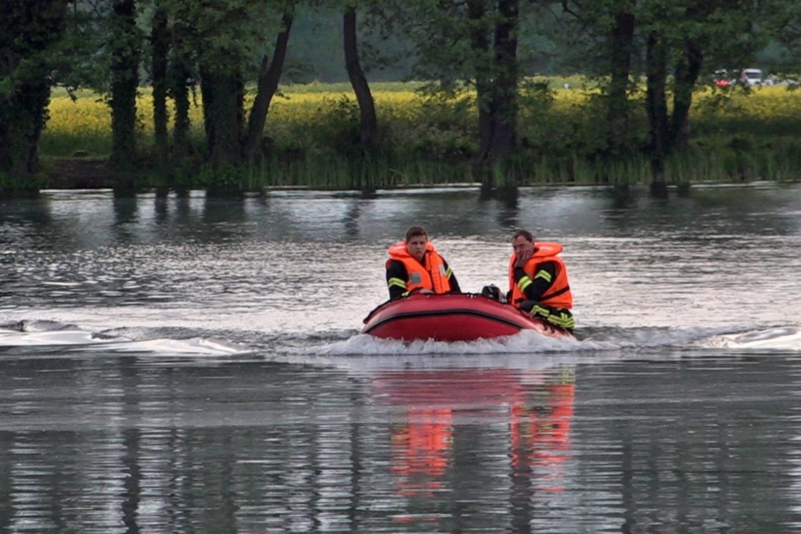 Rettungskräfte auf einem Boot: Während einer Feier war das Kind plötzlich verschwunden.