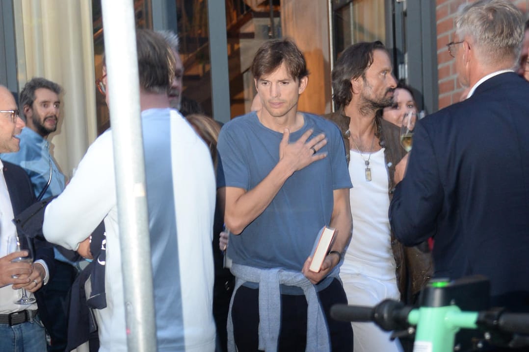 Bei der bei Aftershowparty: Ashton Kutcher neben Ex-GNTM-Juror Thomas Hayo.