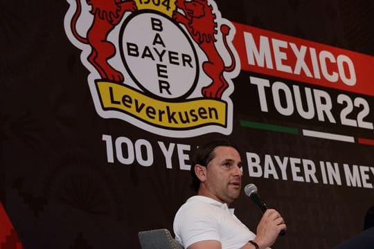 Trainer Gerardo Seoane von Bayer Leverkusen bei einer Pressekonferenz im Rahmen der Mexiko-Tour.