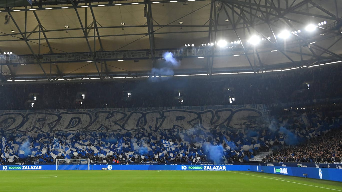 Fans in der Schalker Nordkurve (Archivbild): Insgesamt vier Fans wurden wegen Körperverletzung verurteilt.