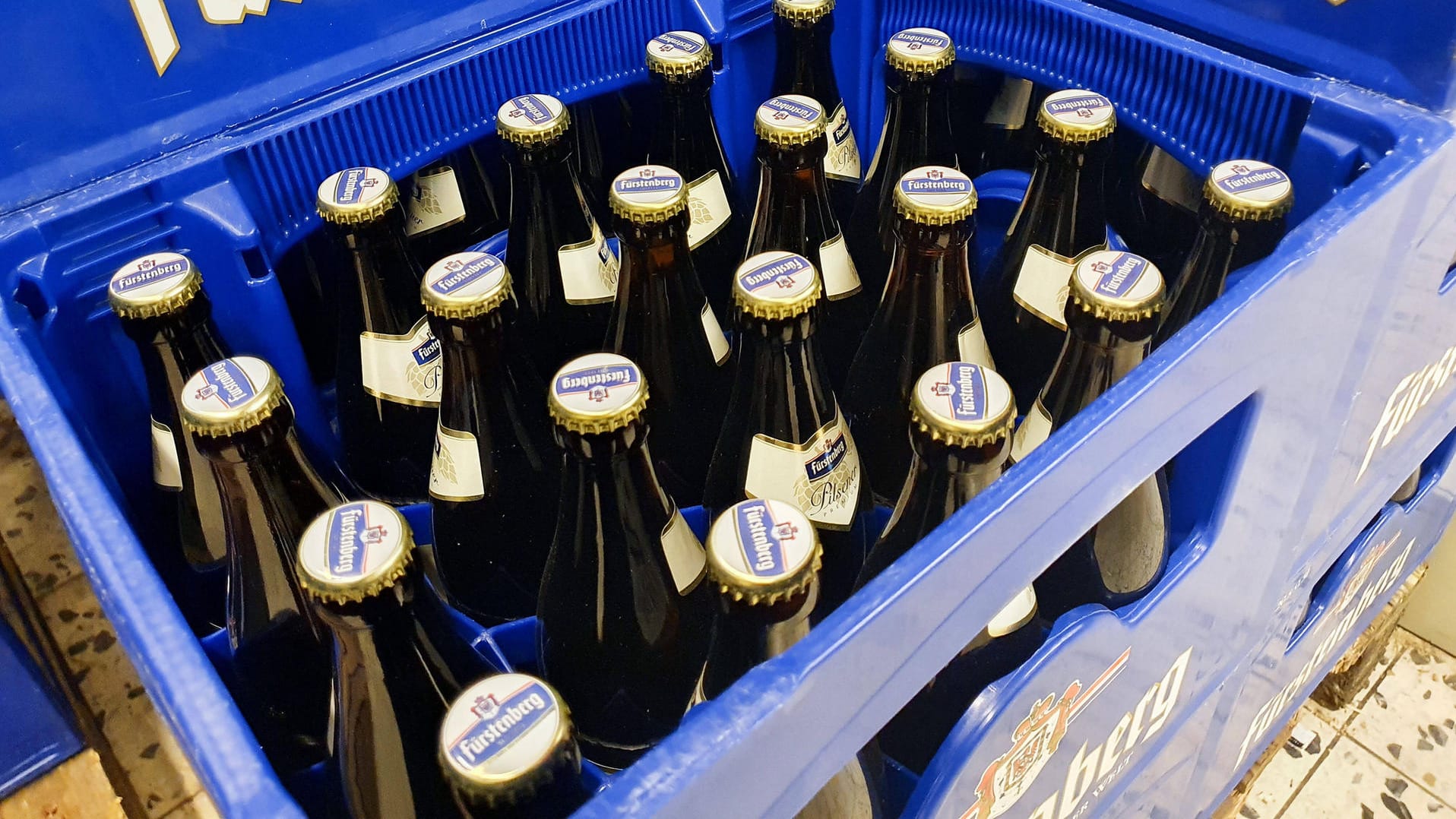 Eine Kiste Bier im Supermarkt (Symbolbild): Bierflaschen könnten diesen Sommer knapp werden.