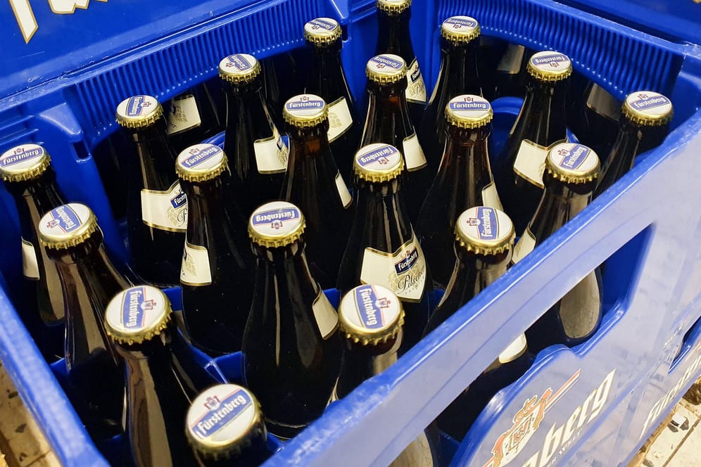 Eine Kiste Bier im Supermarkt (Symbolbild): Bierflaschen könnten diesen Sommer knapp werden.