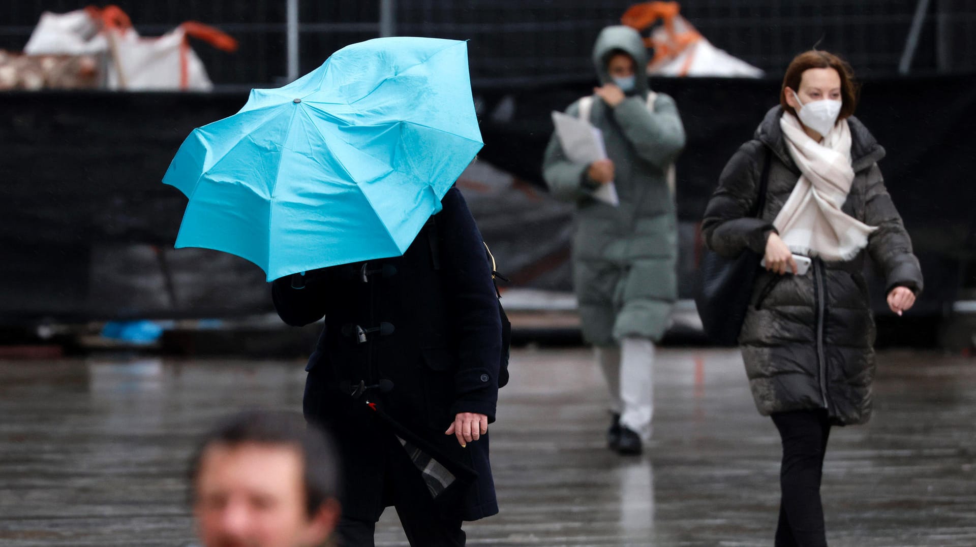 Böen in Deutschland in einer Fußgängerzone (Symbolbild): In den nächsten Tagen wird ungemütliches Wetter erwartet. Böen in Deutschland in einer Fußgängerzone (Symbolbild): In den nächsten Tagen wird ungemütliches Wetter erwartet.