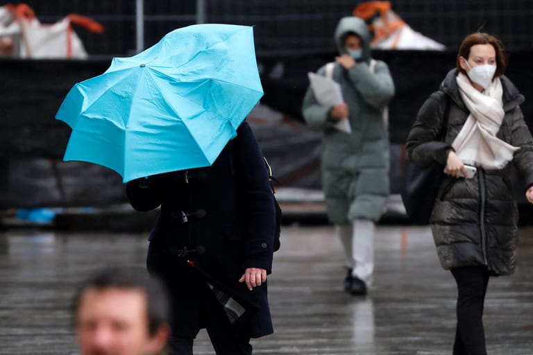 Böen in Deutschland in einer Fußgängerzone (Symbolbild): In den nächsten Tagen wird ungemütliches Wetter erwartet.