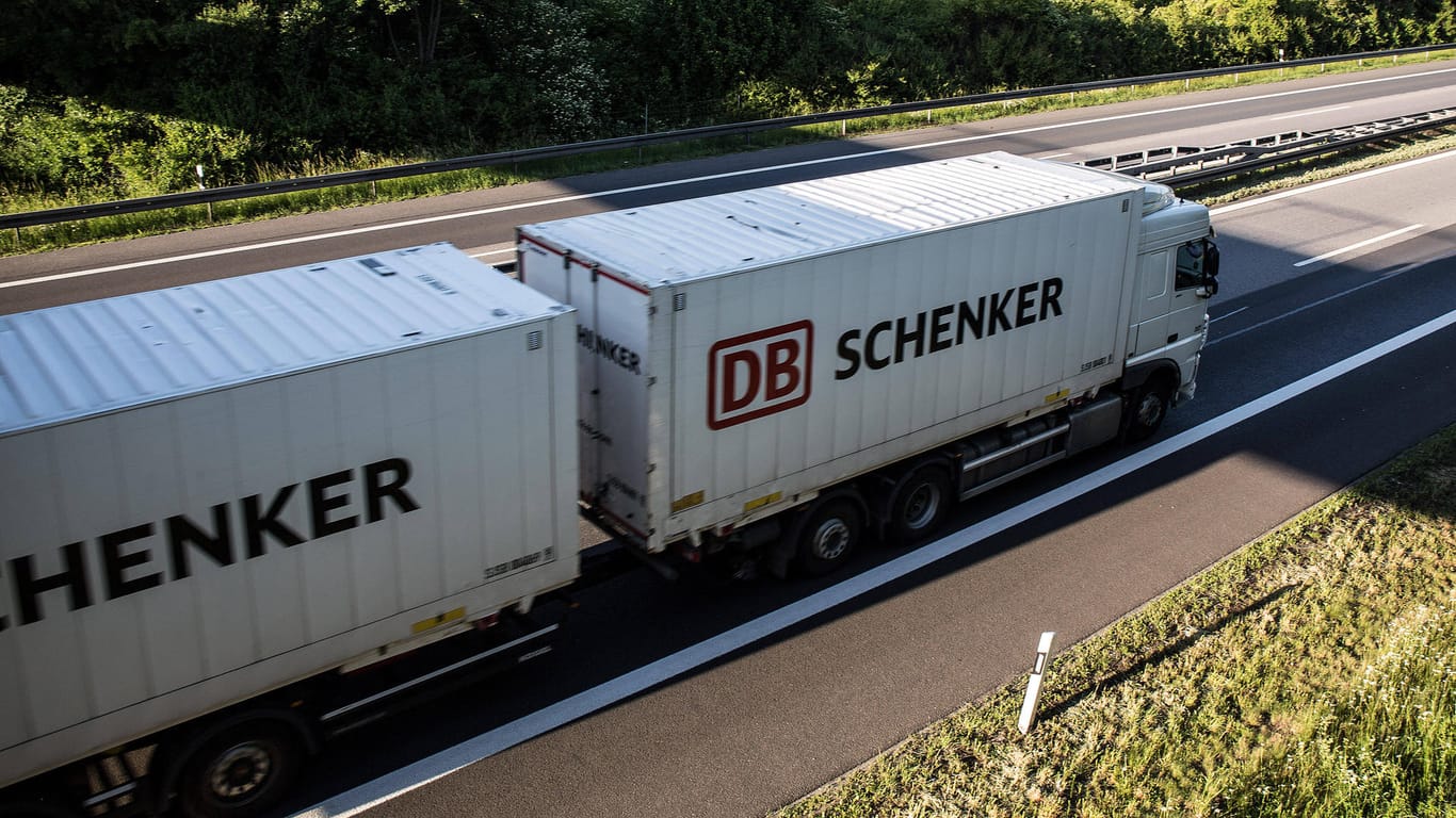 Ein Lastwagen von DB Schenker (Symbolbild): Gegen die Tochterfirma Schenker Italiana laufen Ermittlungen.