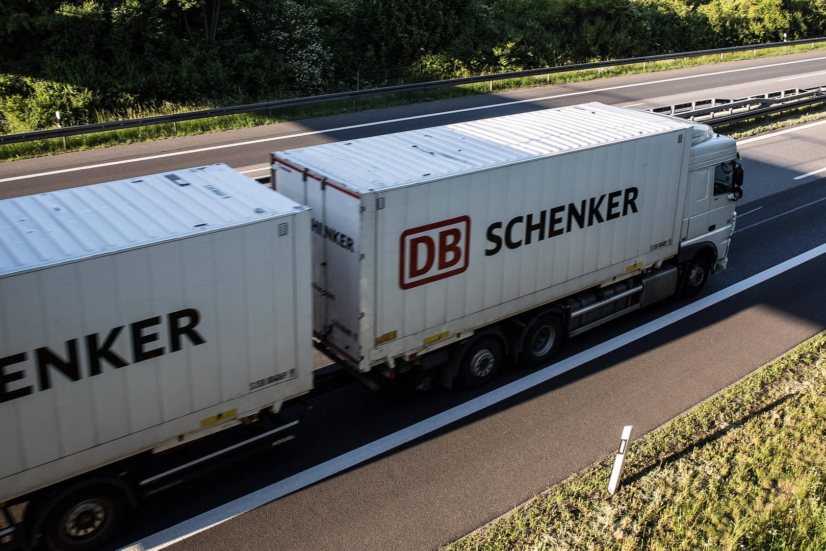 Ein Lastwagen von DB Schenker (Symbolbild): Gegen die Tochterfirma Schenker Italiana laufen Ermittlungen. Ein Lastwagen von DB Schenker (Symbolbild): Gegen die Tochterfirma Schenker Italiana laufen Ermittlungen.