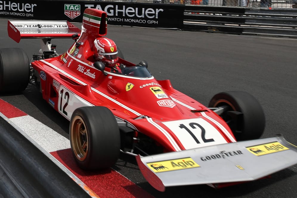 Vor dem Unfall: Charles Leclerc auf der Strecke im historischen Ferrari. (