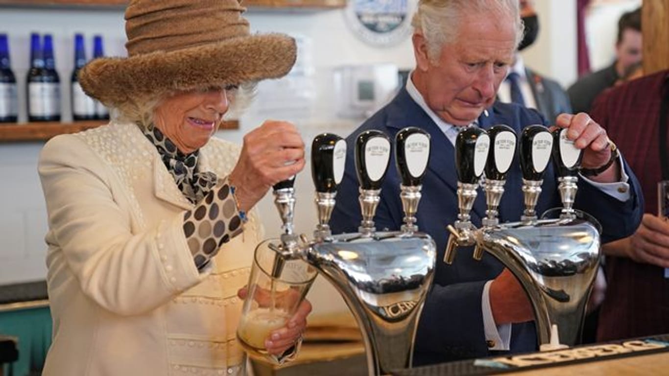 Prinz Charles und Herzogin Camilla in der Quidi Vidi Brauerei im kanadischen St.