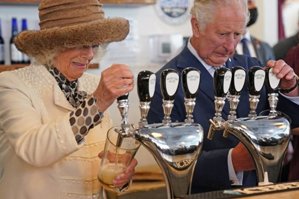 Prinz Charles und Herzogin Camilla in der Quidi Vidi Brauerei im kanadischen St.