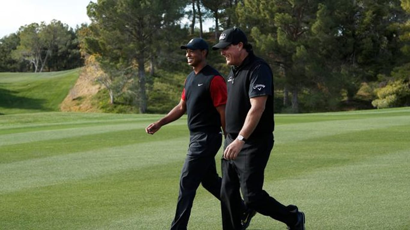 Phil Mickelson (r) und Tiger Woods bei einem Turnier in Las Vegas im Jahr 2018.