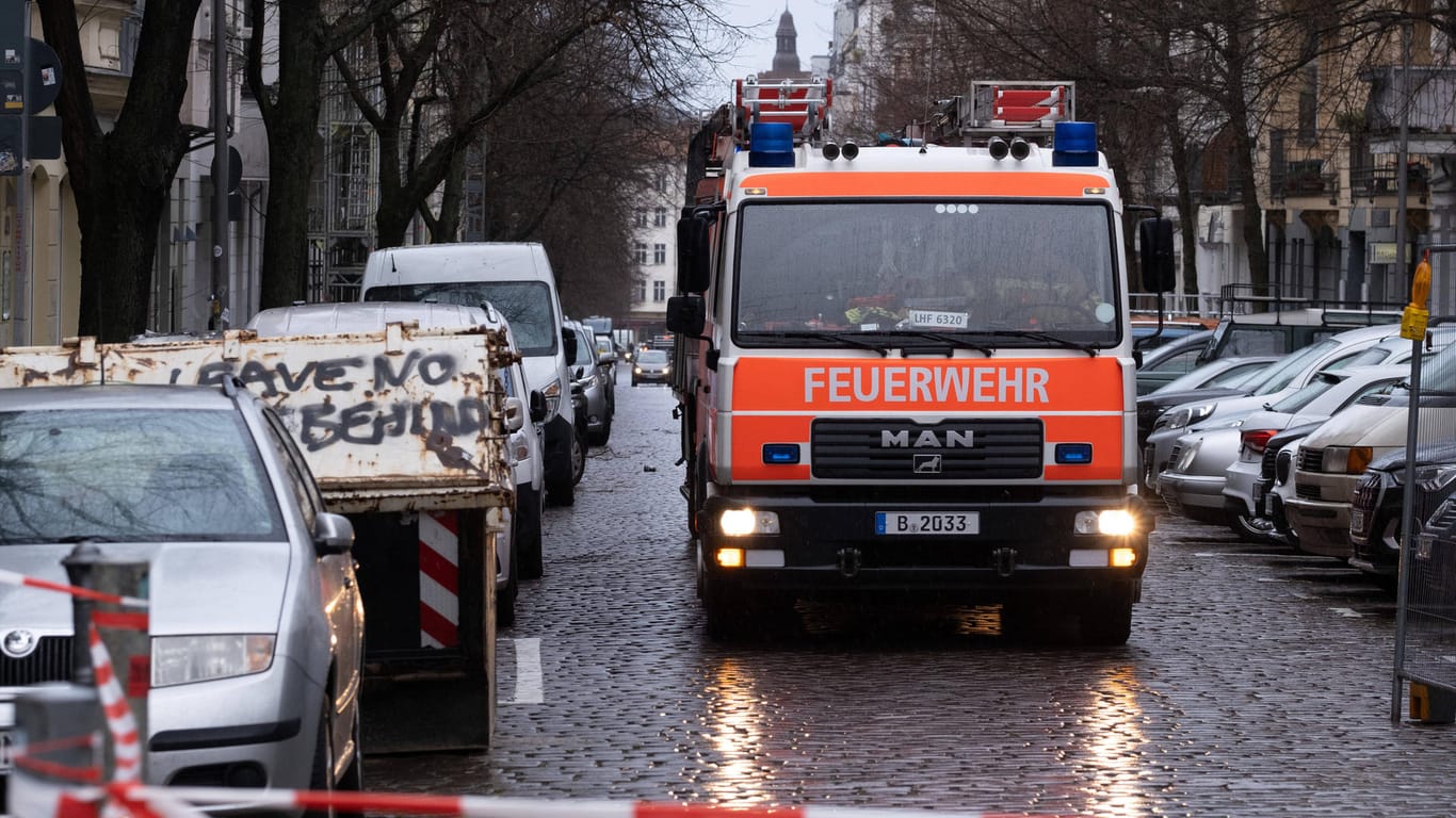 Berliner Feuerwehr im Einsatz (Archivbild): Sturmschäden haben sich im letzten Jahr verdreifacht.