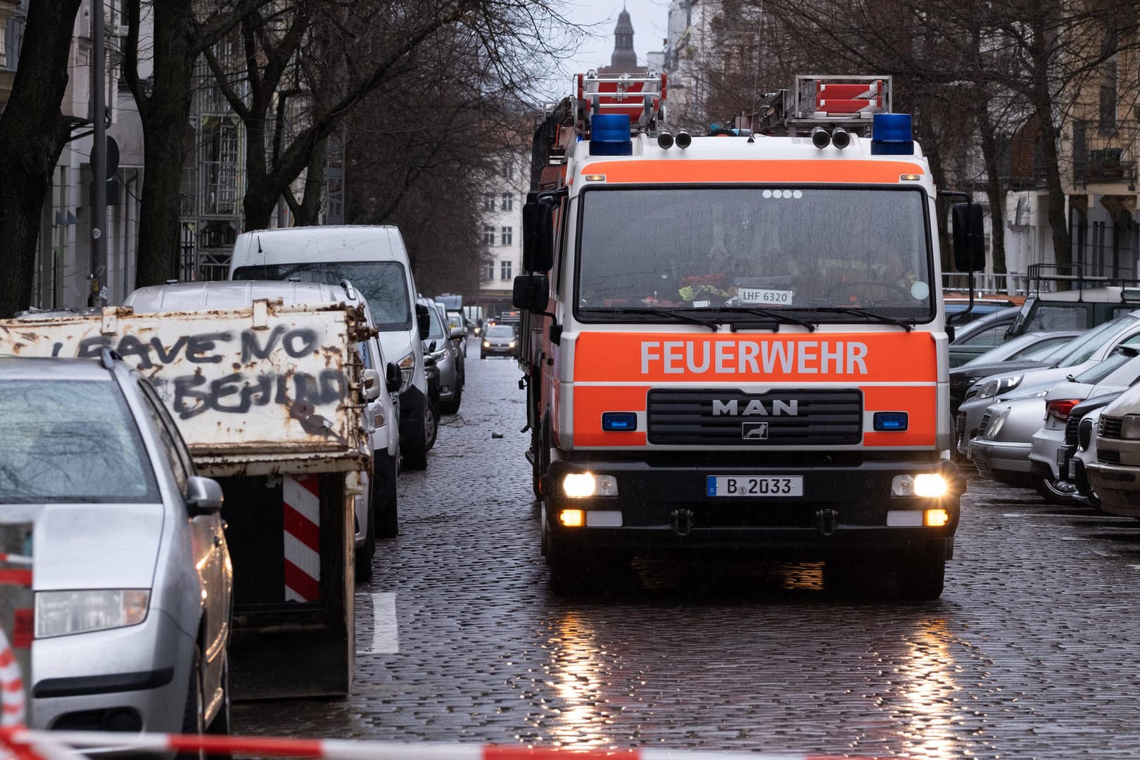 Berliner Feuerwehr im Einsatz (Archivbild): Sturmschäden haben sich im letzten Jahr verdreifacht.