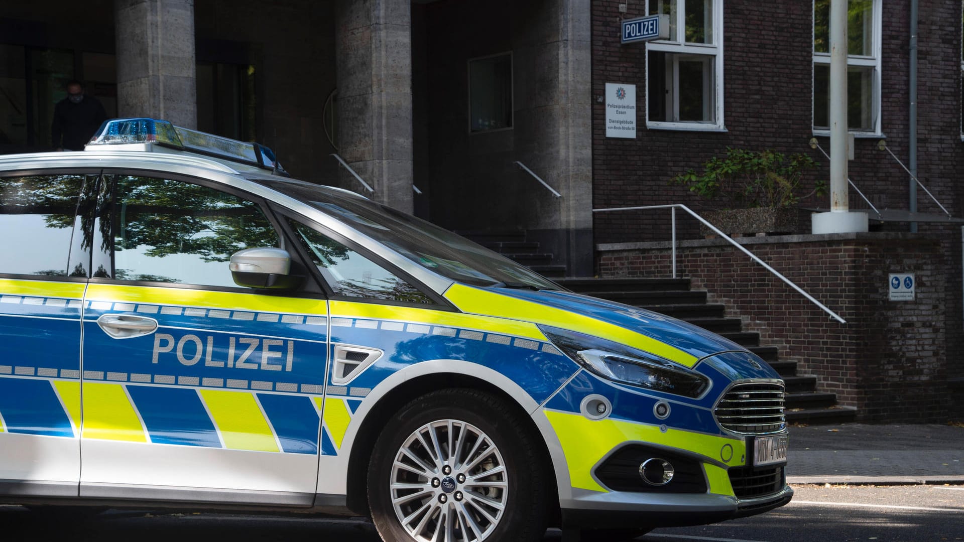 Ein Streifenwagen in Mülheim (Symbolbild): Die Tat soll in der Wohnung des Mannes stattgefunden haben.