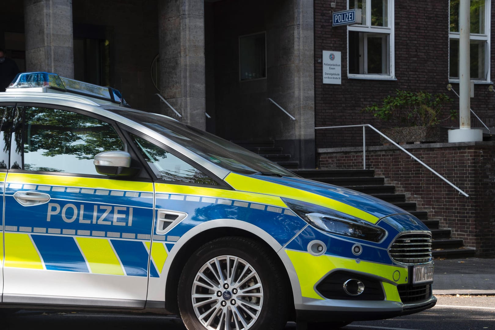 Ein Streifenwagen in Mülheim (Symbolbild): Die Tat soll in der Wohnung des Mannes stattgefunden haben.