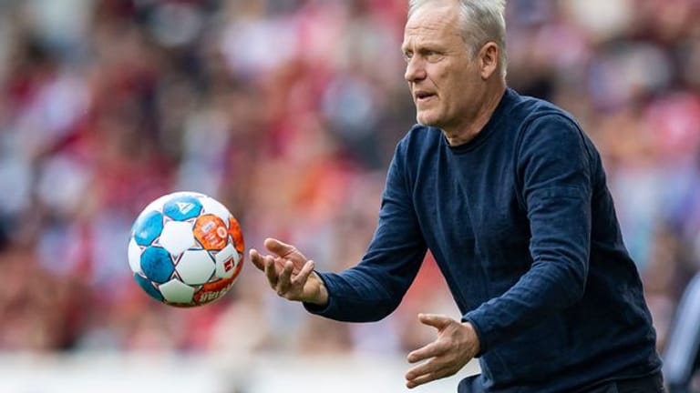 SC Freiburgs Trainer Christian Streich hofft auf den Sieg seiner Mannschaft im DFB-Pokal-Finale.