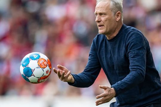 SC Freiburgs Trainer Christian Streich hofft auf den Sieg seiner Mannschaft im DFB-Pokal-Finale.