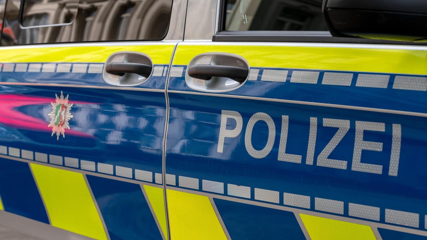 Streifenwagen der Polizei (Symbolbild): Die Polizei ermittelt nach dem Brand eines Holzturms in Möckern.