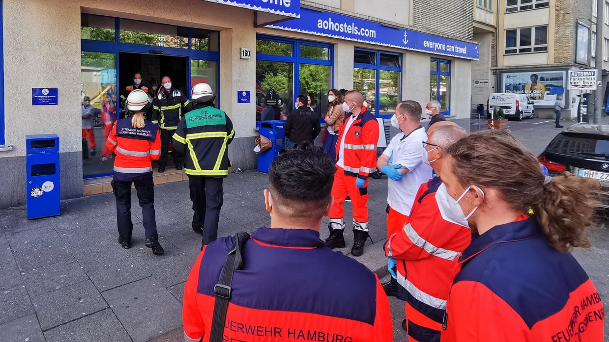 Zahlreiche Helfer am Hostel: Ein Arzt hatte die Feuerwehr alarmiert.