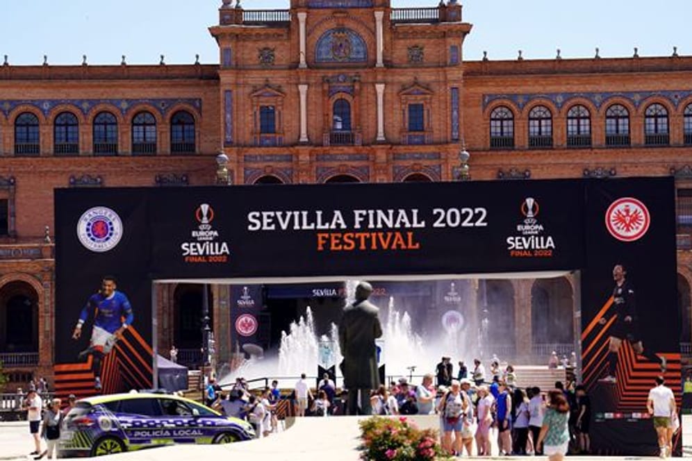 Auf der Plaza de España in Sevilla ist eine Fanzone eingerichtet worden.