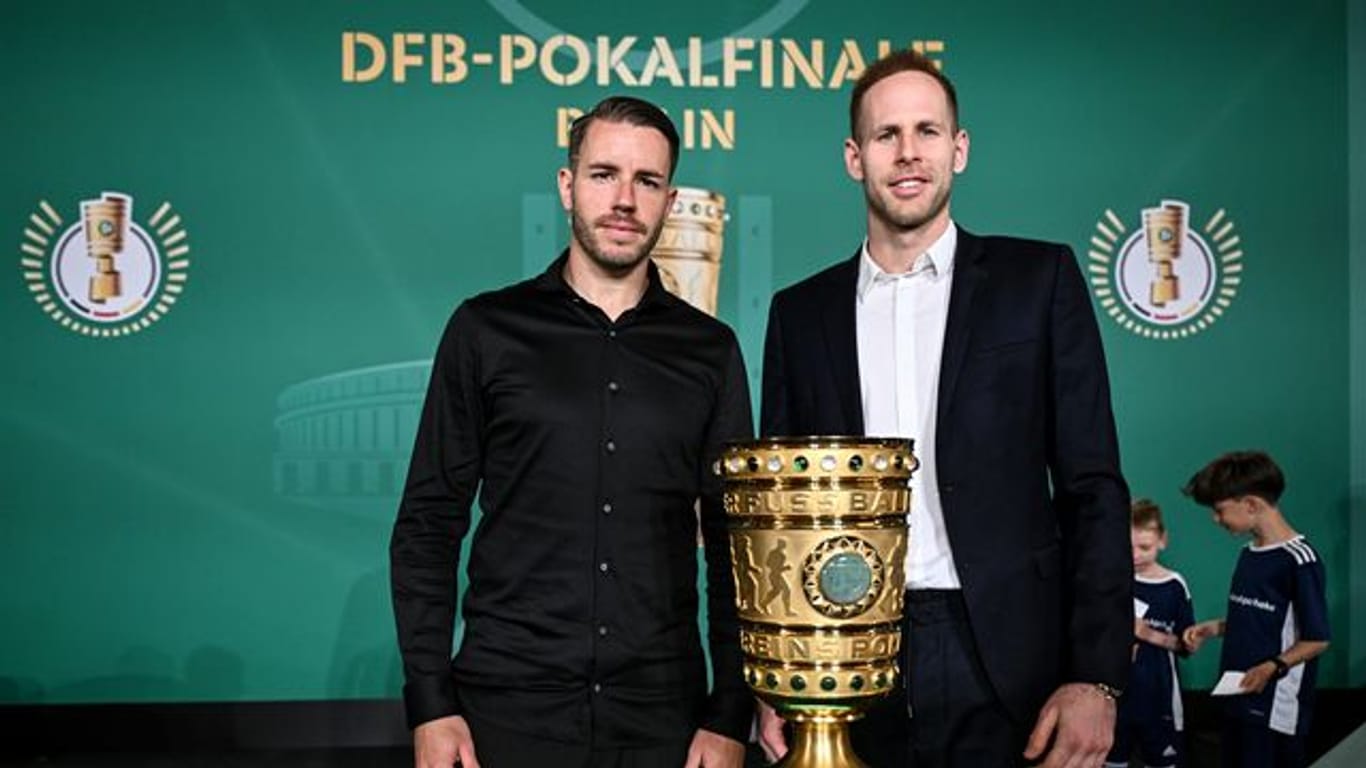 DFB-Pokal-Übergabe