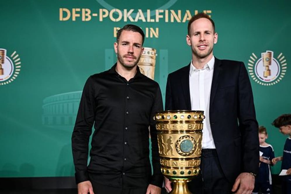DFB-Pokal-Übergabe