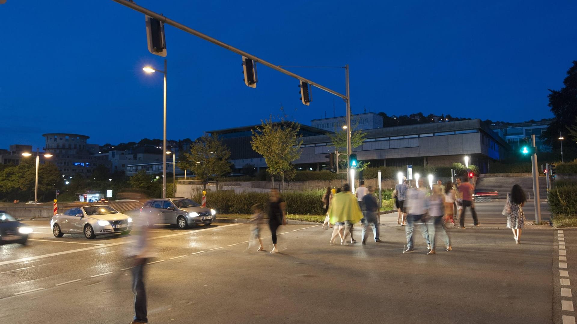Fußgängerampel über die Konrad-Adenauer-Straße vor dem Stuttgarter Landtag (Archiv): Beim Überqueren der roten Ampel ist eine Radfahrerin von einem Auto erfasst worden. Fußgängerampel über die Konrad-Adenauer-Straße vor dem Stuttgarter Landtag (Archiv): Beim Überqueren der roten Ampel ist eine Radfahrerin von einem Auto erfasst worden.
