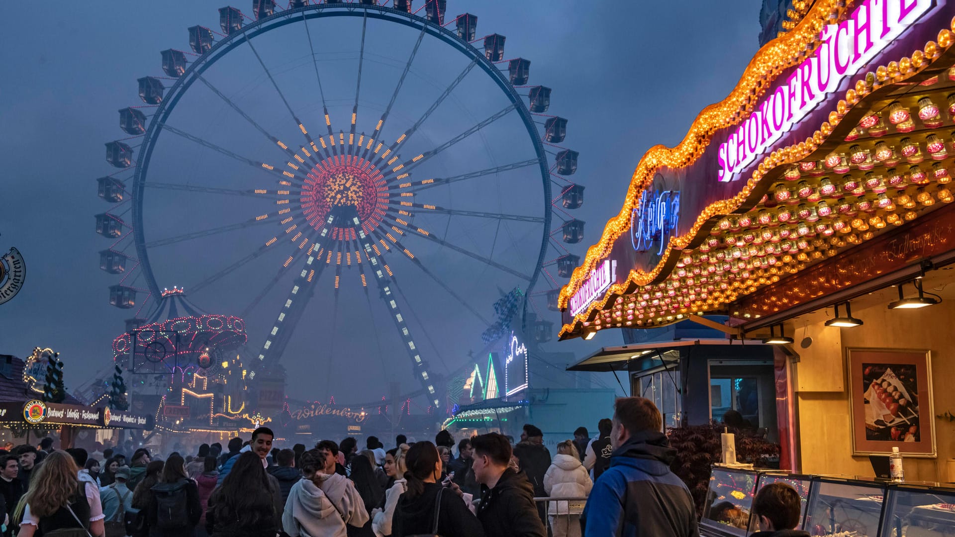 Frühlingsfest in Bayern (Archivbild): In Ansbach hat es drei Verletzte bei einem Unfall mit Fahrgeschäft gegeben.