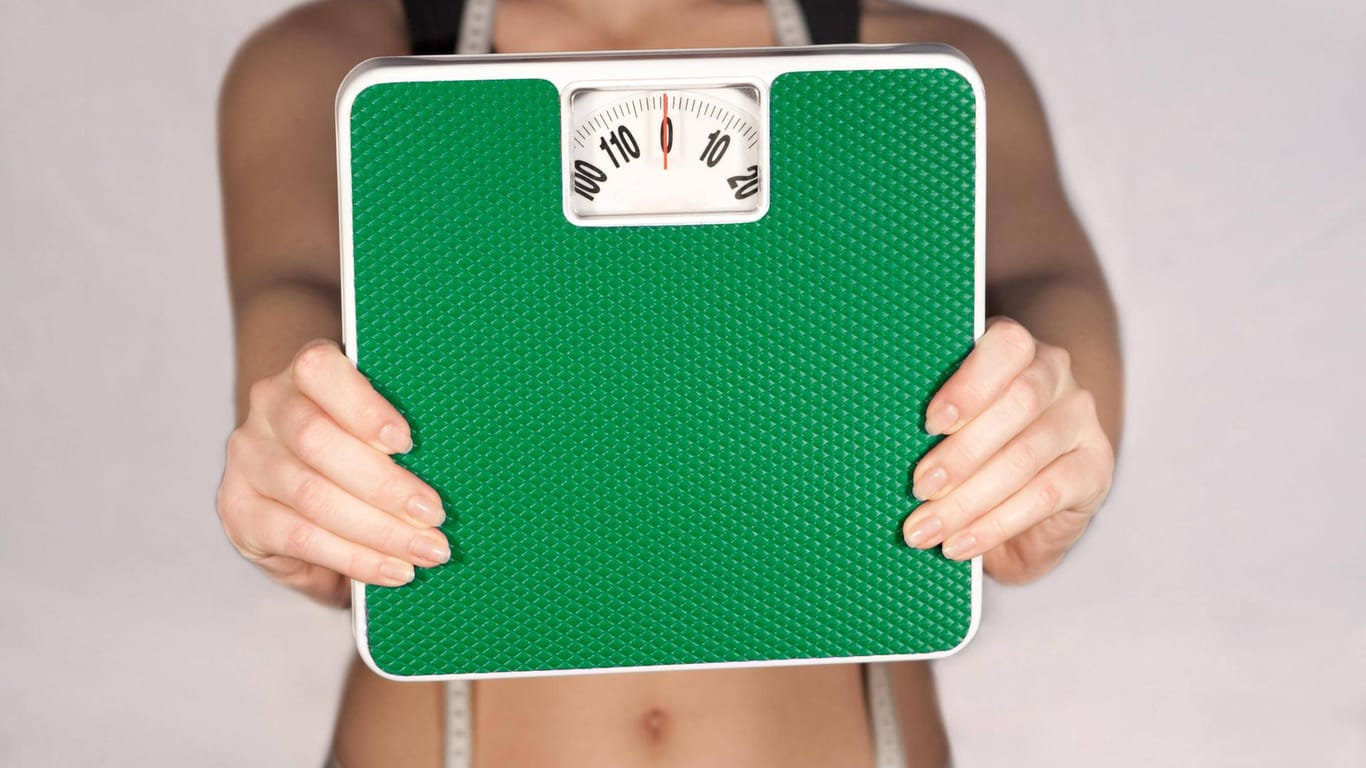 Körperwaage (Symbolbild): Mehr als jeder zweite Erwachsene in Nordrhein-Westfalen hat statistisch gesehen Übergewicht.