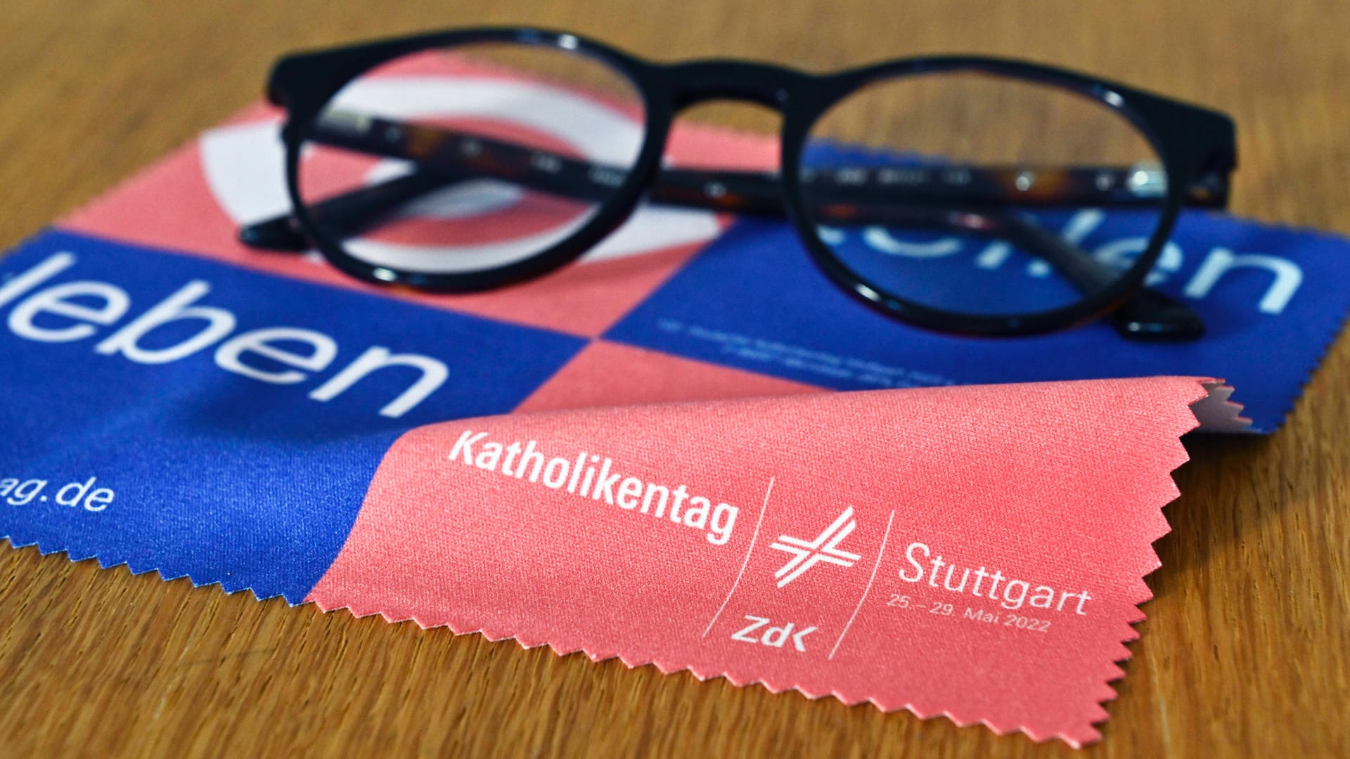 Ein Brillenputztuch zum diesjährigen Katholkientag (Archivbild): Trotz geringer Teilnehmerzahl verursacht der Tag gleichbleibende Kosten. Ein Brillenputztuch zum diesjährigen Katholkientag (Archivbild): Trotz geringer Teilnehmerzahl verursacht der Tag gleichbleibende Kosten.