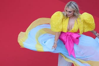 75. Eröffnung von Cannes: Tallia Storm flattert vor den Fotografen mit ihrem bunten Kleid.