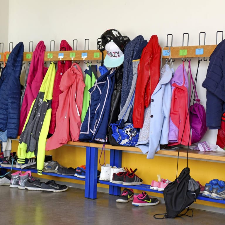 Schüler-Garderobe in einer Schule (Symbolfoto): In München wurde ein Hochstapler überführt.