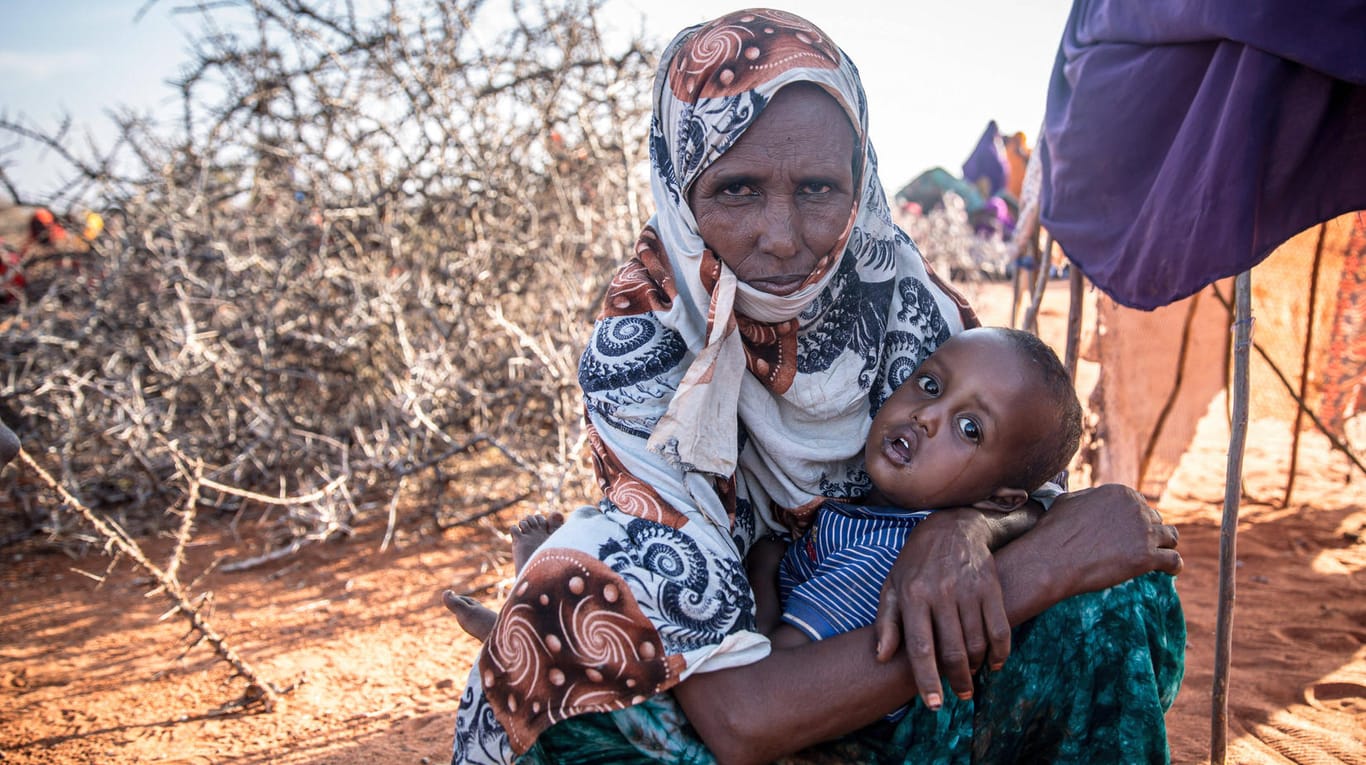 Halima Ismael Ibrahim, eine Mutter aus Somalia: Sie verließ ihr Zuhause, um während der Dürre nach Hilfe für sich und ihr Kind zu suchen.