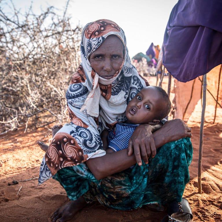 Halima Ismael Ibrahim, eine Mutter aus Somalia: Sie verließ ihr Zuhause, um während der Dürre nach Hilfe für sich und ihr Kind zu suchen.