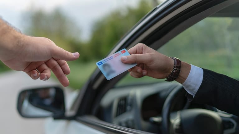 Führerschein: Mit dem rechtzeitigen Umtausch des Führerscheins vermeiden Sie mögliche Bußgelder.