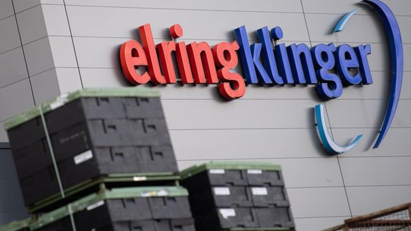 "ElringKlinger" steht auf einer Wand auf dem Gelände des Autozulieferers (Symbolbild): Der Autozulieferer schließt sein Werk in Langenzenn im Landkreis Fürth.
