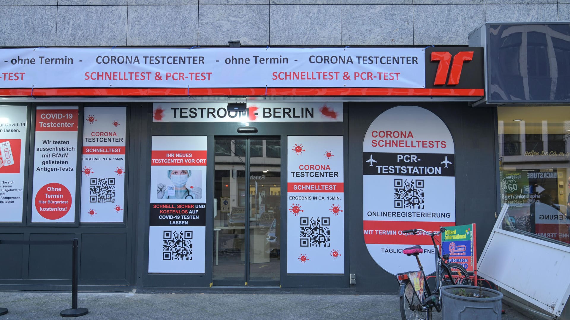 Corona Testcenter in Berlin-Charlottenburg (Archivbild): Die Inzidenz sinkt auf 321. Corona Testcenter in Berlin-Charlottenburg (Archivbild): Die Inzidenz sinkt auf 321.