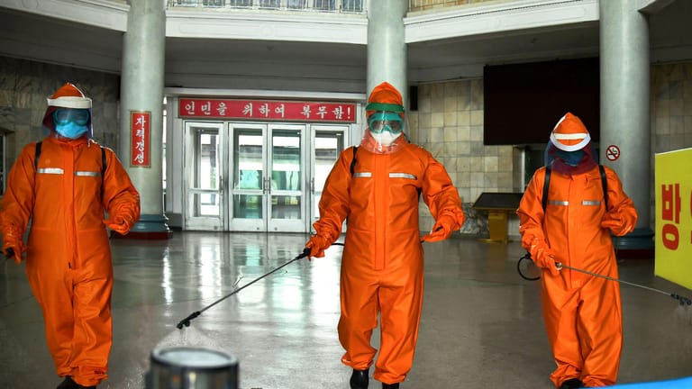 Bahnhofspersonal bei der Desinfektion des Bahnhofsgeländes in Pjöngjang: In dem Land sind bereits mehrere Menschen an dem "Fieber" gestorben.