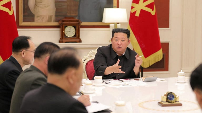 Kim Jong Un, Machthaber in Nordkorea: Staatsmedien zeigen ihn bei der täglichen Sitzung mit der Arbeiterpartei.