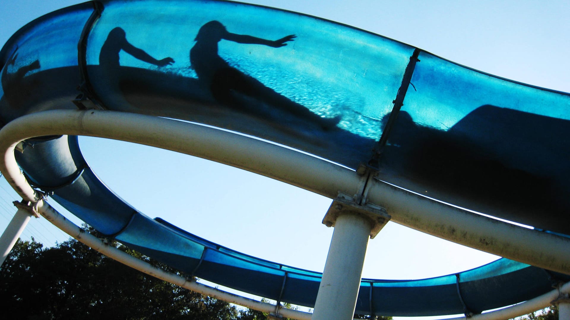 Eine Freibadrutsche in der Nahaufnahme (Symbolbild): In einer Rutsche in Stuttgart hat sich ein Unbekannter einer 15-jährigen genähert und sie begrabscht.